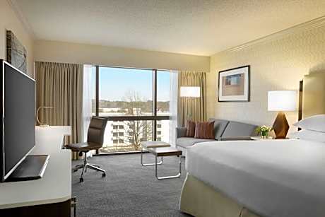 King Room with Roll-In Shower - Mobility/Hearing Accessible