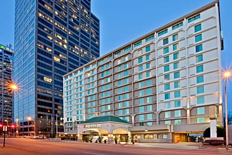 La Quinta Inn & Suites by Wyndham Downtown Conference Center