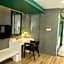 Lynlan Hostel & Cafe