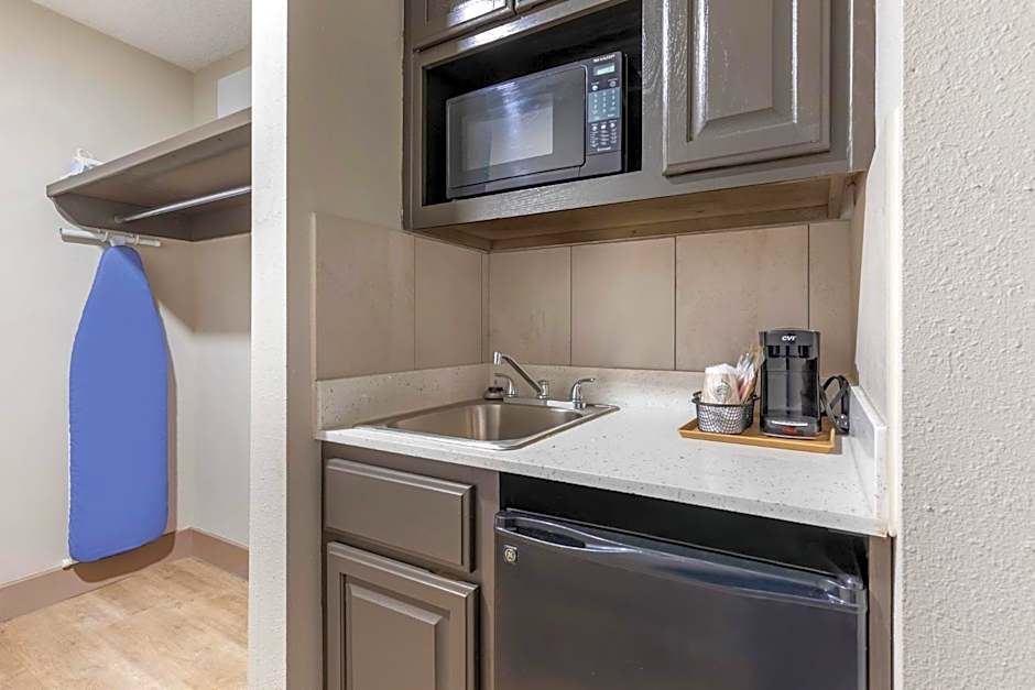 Red Roof Inn & Suites Newport News