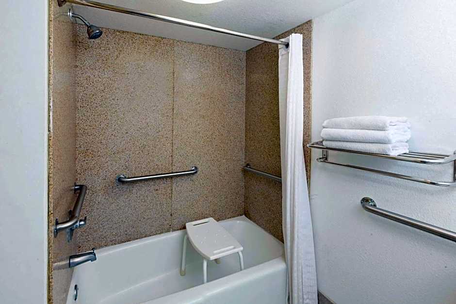 Super 8 by Wyndham Plainview