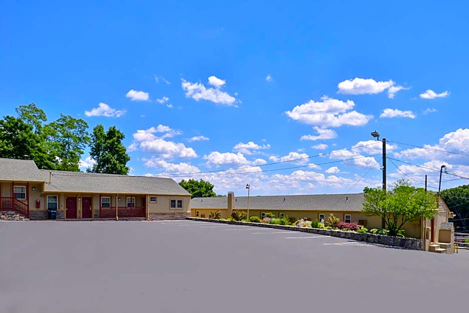 Golden Hill Inn-Danbury