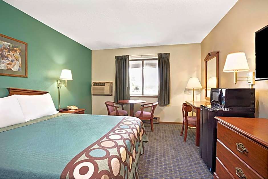 Super 8 by Wyndham Hudson