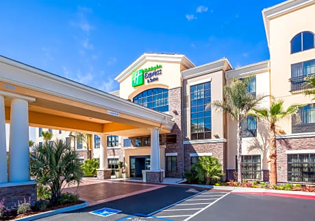 Holiday Inn Express & Suites Eureka, an IHG Hotel