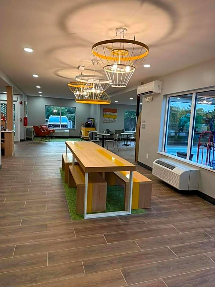 Spark by Hilton Freeport
