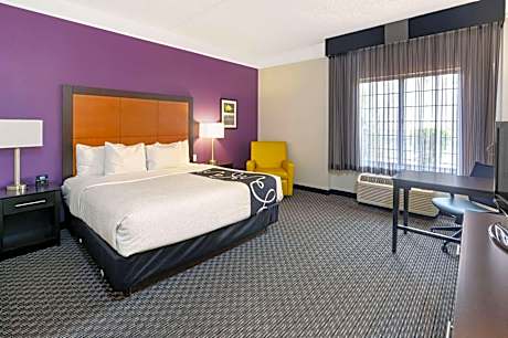 Deluxe King Suite - Mobility Access/Non-Smoking