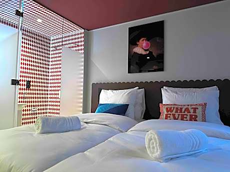 Deluxe Twin or Double Circus Your Mind