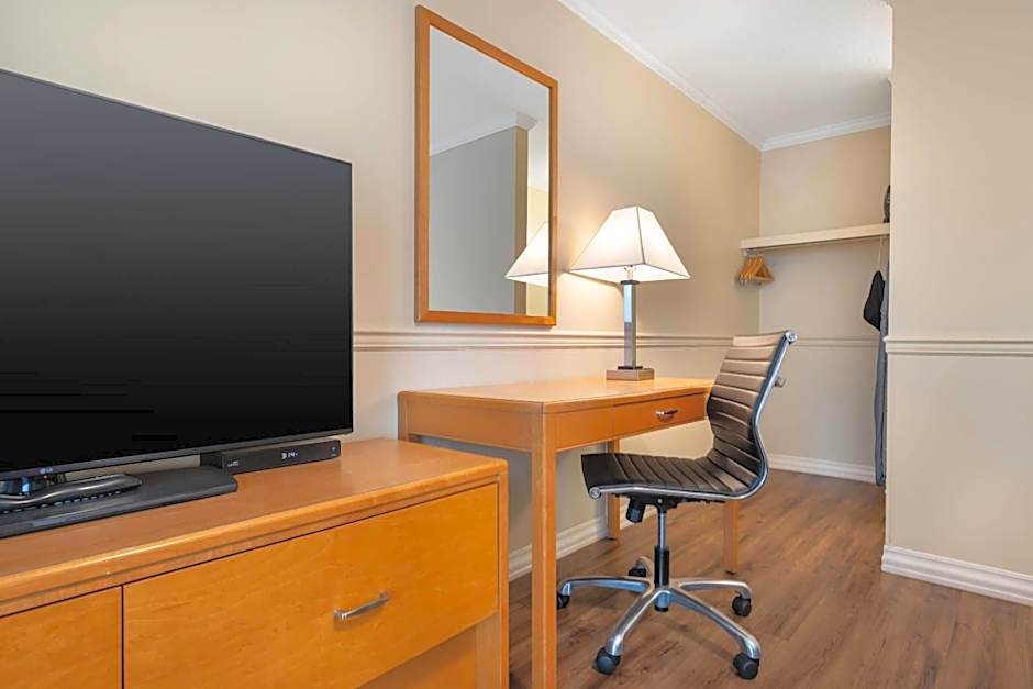 Econo Lodge Inn & Suites