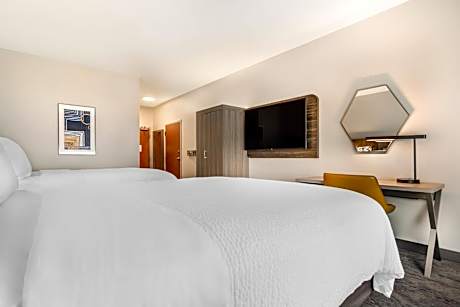 Standard Queen Room with Two Queen Beds and Mobility Accessible Tub