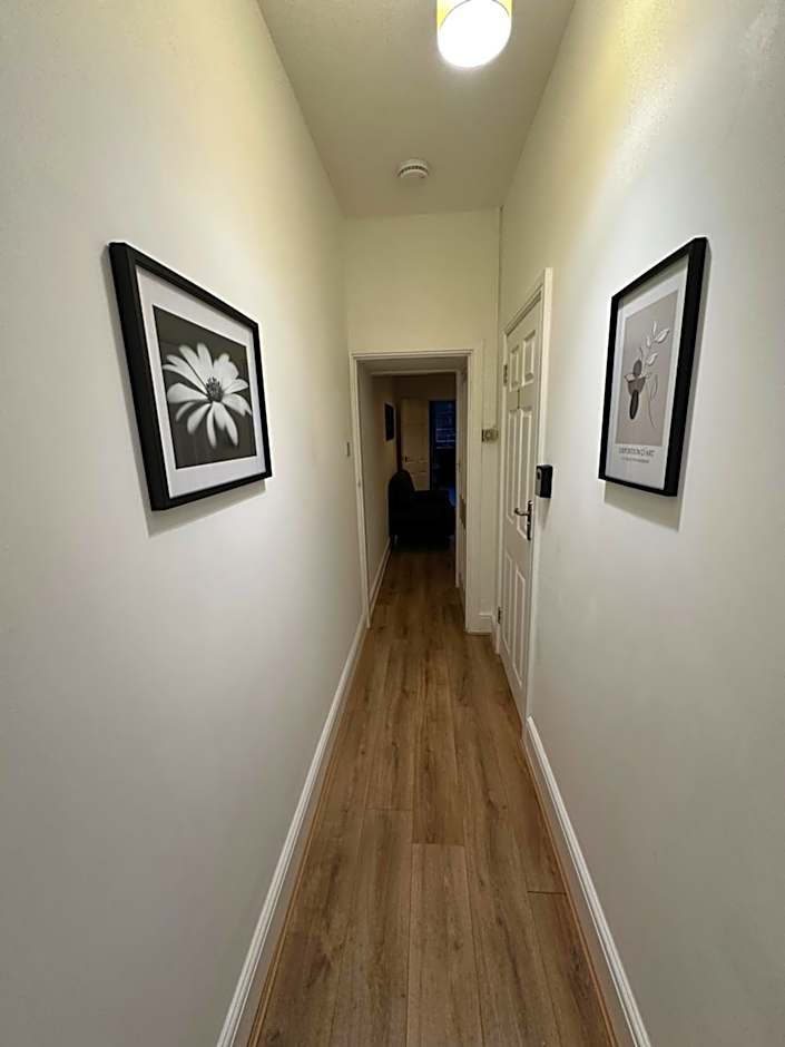 Lovely Town house Room 2