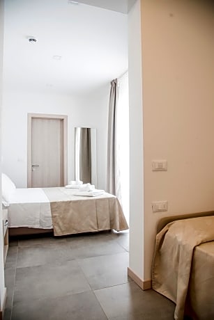 Deluxe Double Room with Balcony and Lateral Sea View