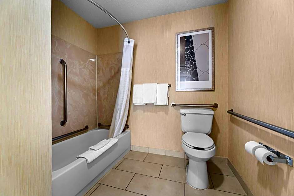MainStay Suites Appleton Airport - Fox River Mall Area