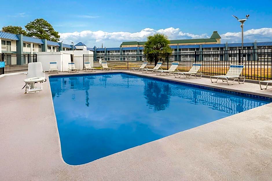 Super 8 by Wyndham Portsmouth - Norfolk