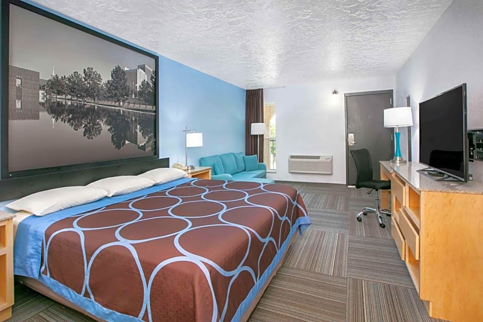 Super 8 by Wyndham City of Moore
