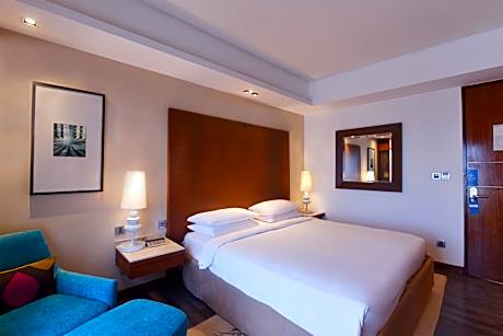 King Room with City View - Club Access