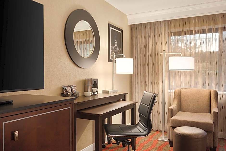 LaGuardia Plaza Hotel
