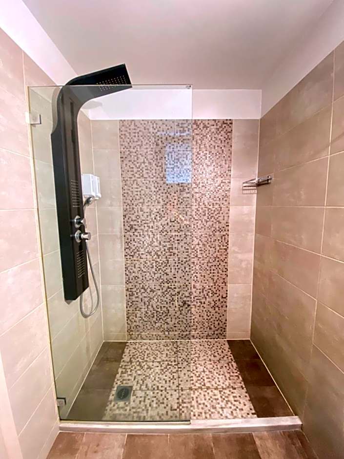 Tins Hotel City - Athens