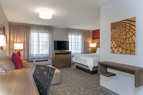 Queen Studio Suite - Communications Accessible