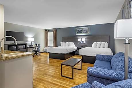 Suite-2 Queen Beds NSMK Sofabed Living Room Activity Table Wet Bar Microwave Fridge Full Breakfast