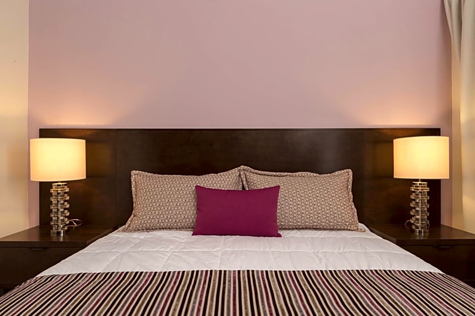 Decanter Hotel