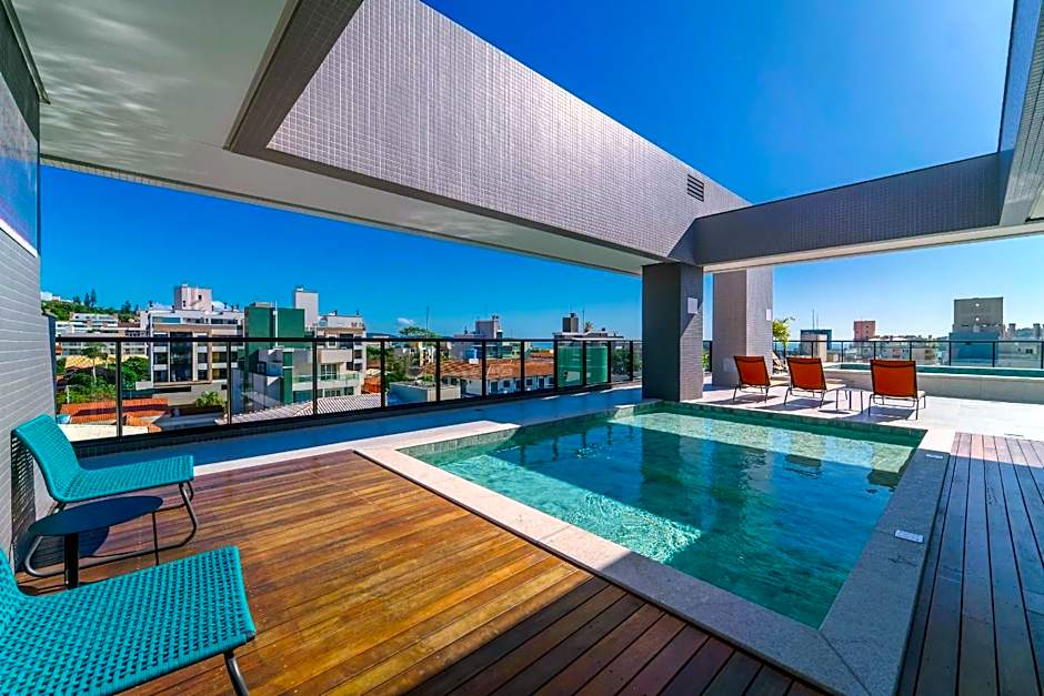 Adra 105 - Excelente apartamento no centro de Bombinhas - Rooftop com piscina e academia - À poucos metros da praia - (Consultar serviços de roupas de cama e banho)