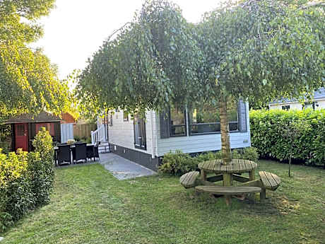 Mooi chalet in havenplaatsje op fietsafstand van het strand bij Ouddorp