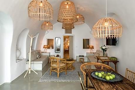 Grand Honeymoon Suite with Heated Plunge Pool and Caldera View