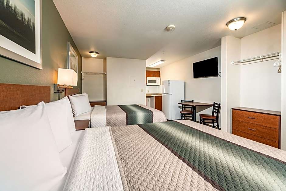 HomeTowne Studios Fresno - West