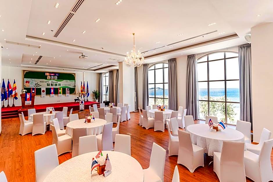 Sea Breeze Hotel & Villa