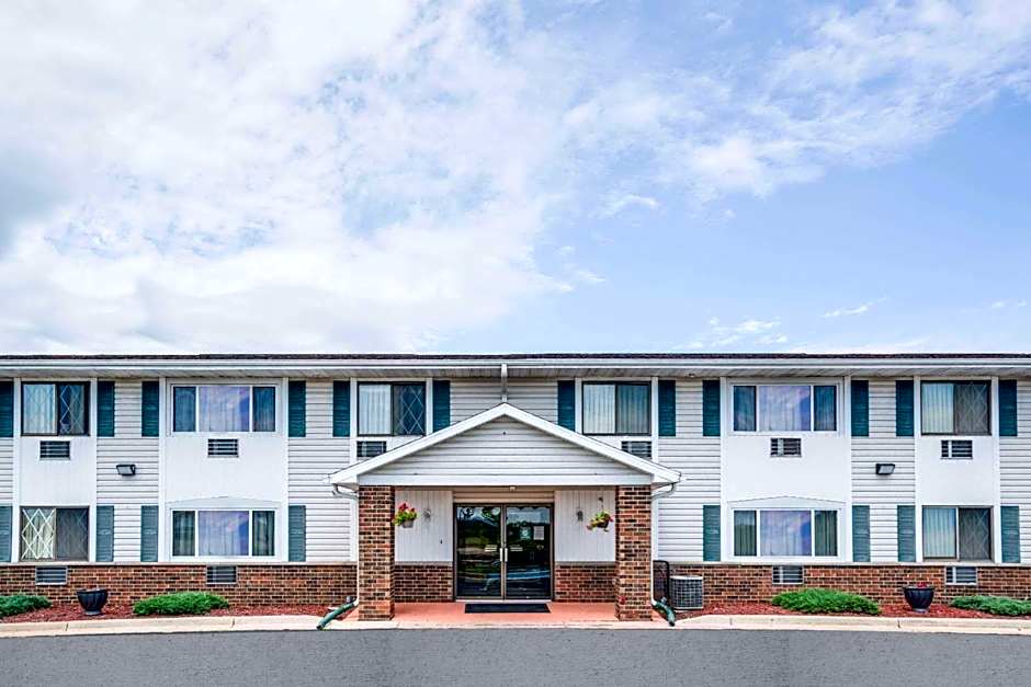 Super 8 by Wyndham Tomah Wisconsin