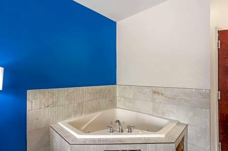 King Room with Whirlpool - Non Smoking/Interior Hall