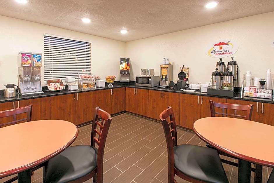 Super 8 by Wyndham Duncan