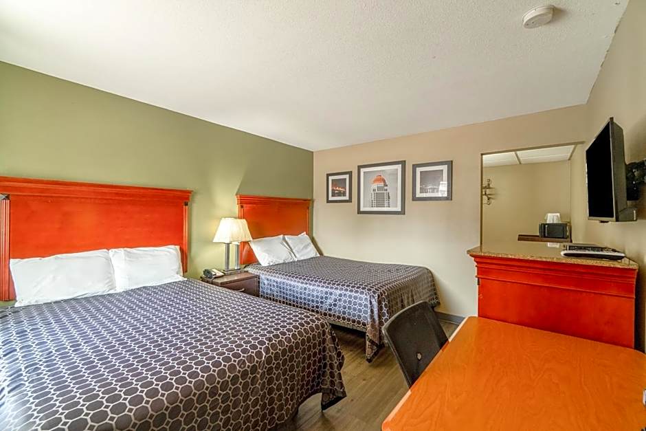 Deluxe Inn & Suites By OYO Miami OK
