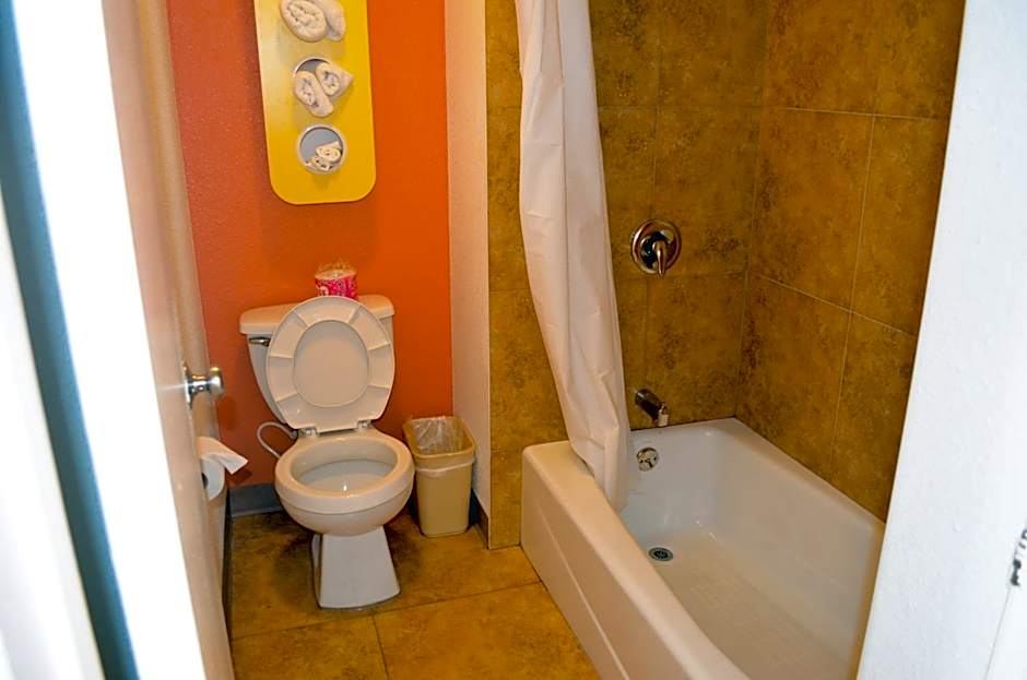 Motel 6 Lost Hills / Buttonwillow Racetrack