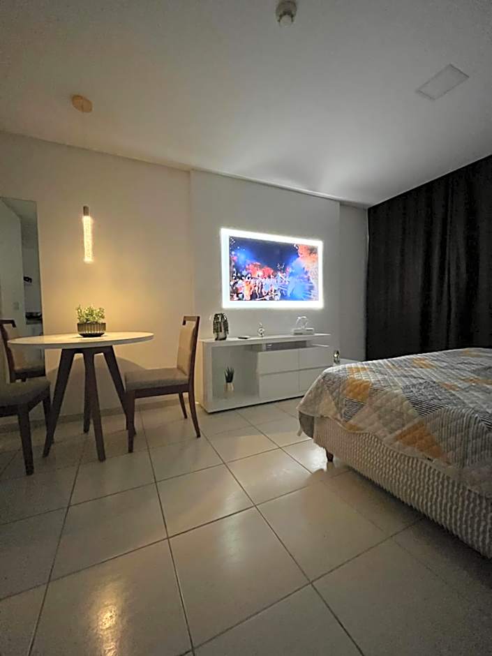 Suíte luxo com tela de cinema no América Towers Studio Residence