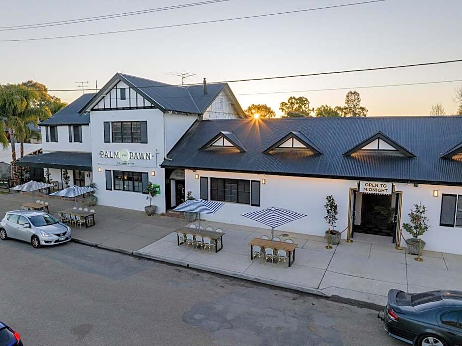 Palm and Pawn Motor Inn
