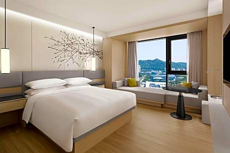 Premier King Room with Lake View