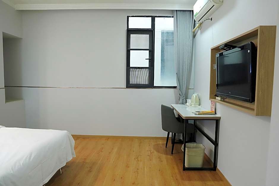GreenTree Inn JiangSu ZhenJiang DingMao Industrial Park WoDe Square Express Hotel