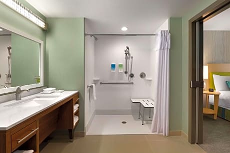 1 Queen Accessible Roll In Shower Suite Non-Smoking