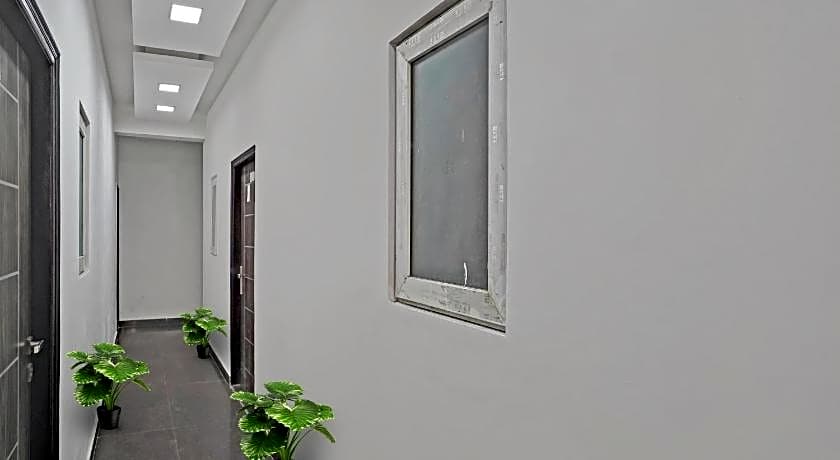 OYO The Signature Hotel Near Iskcon Temple Noida