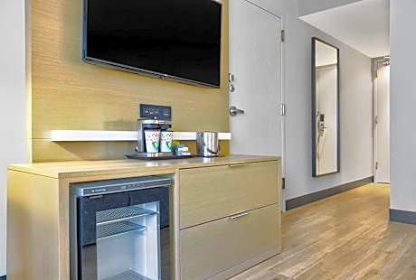 King Room with Accessible Tub - Mobility Access