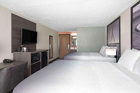 Studio with Two Queen Beds - Non-Smoking