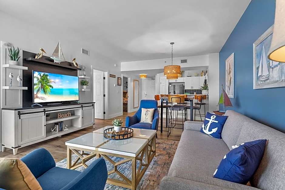 Sunrise Surprise 9th floor 2BR 2 BA King Suite Beach shuttle, heated pool!