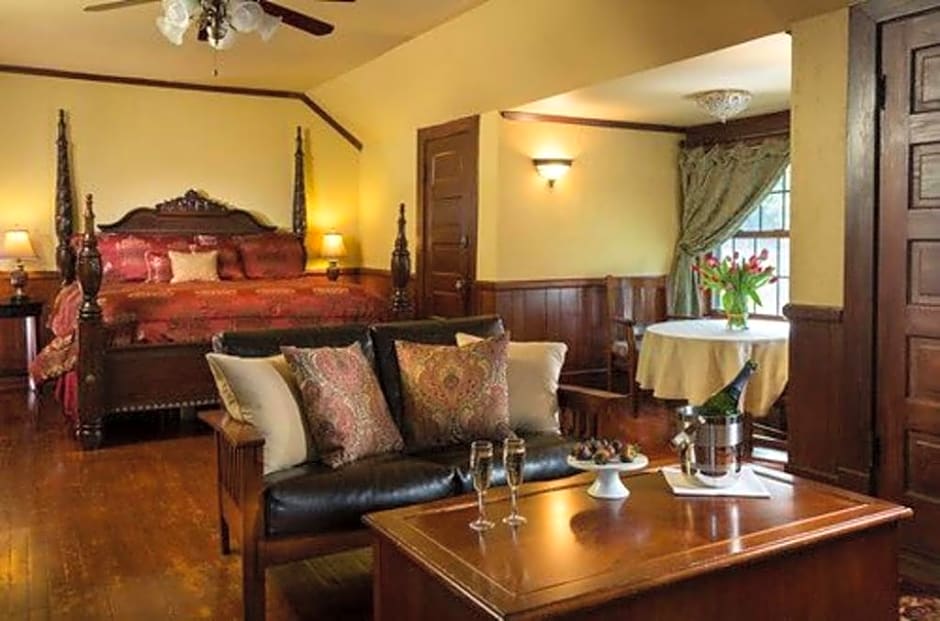 Hilltop Manor Bed And Breakfast