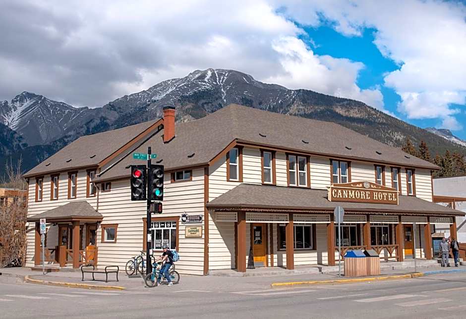 PARTY HOSTEL - The Canmore Hotel Hostel