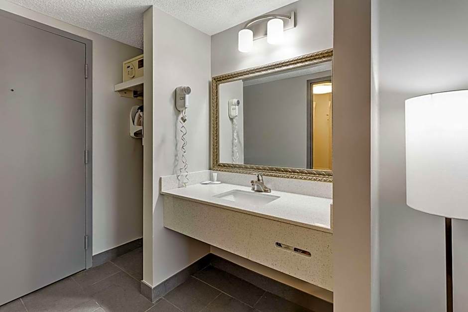 Clarion Pointe Near Erie Casino