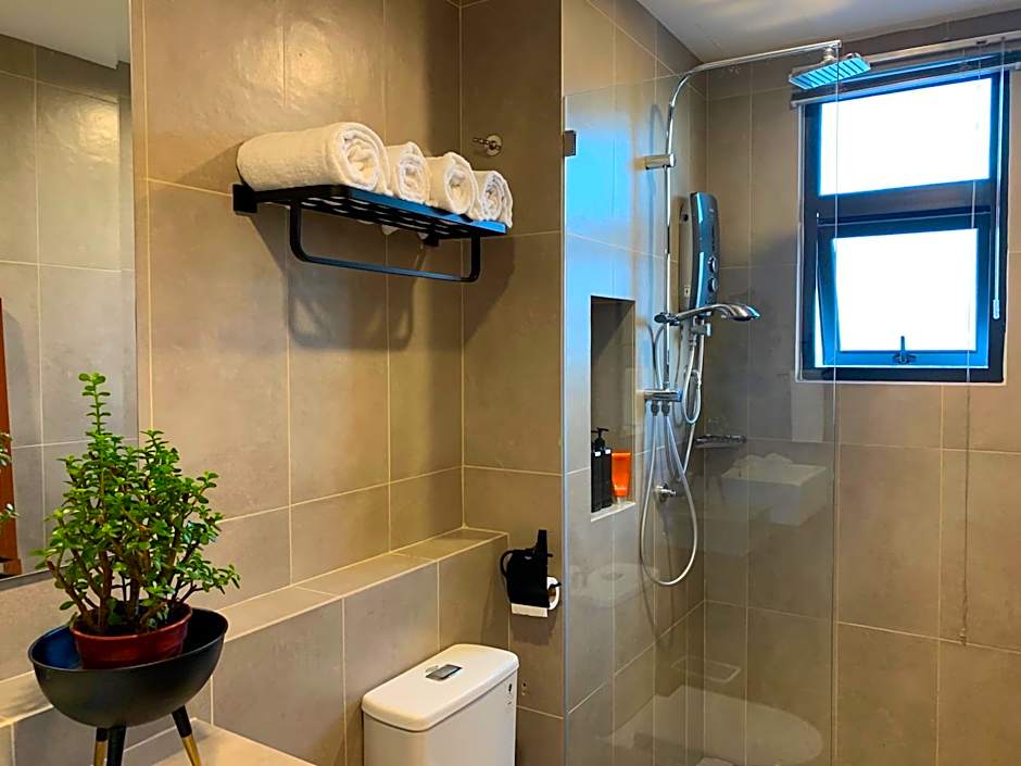 Deluxe Holiday Studio Suite at Timurbay with Seaview