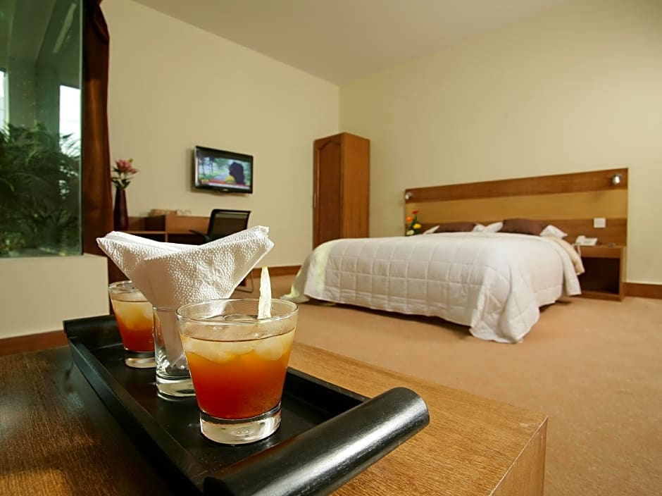 Richmond Hotel And Suites