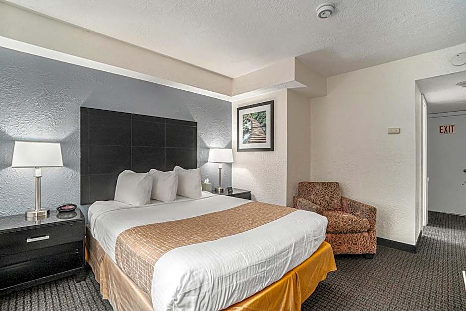 Travelodge by Wyndham Traverse City MI 