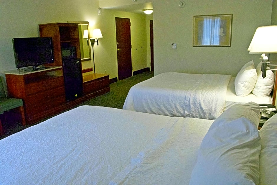 Zdjęcie 1 z 6 — 2 Queen Beds, Mobility Accessible, Bathtub
